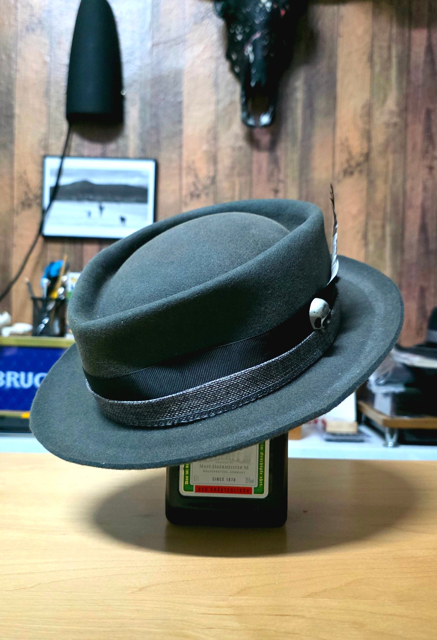 Sombrero Pork Pie Gris Mad Hatters – artesanía canalla hecha a mano