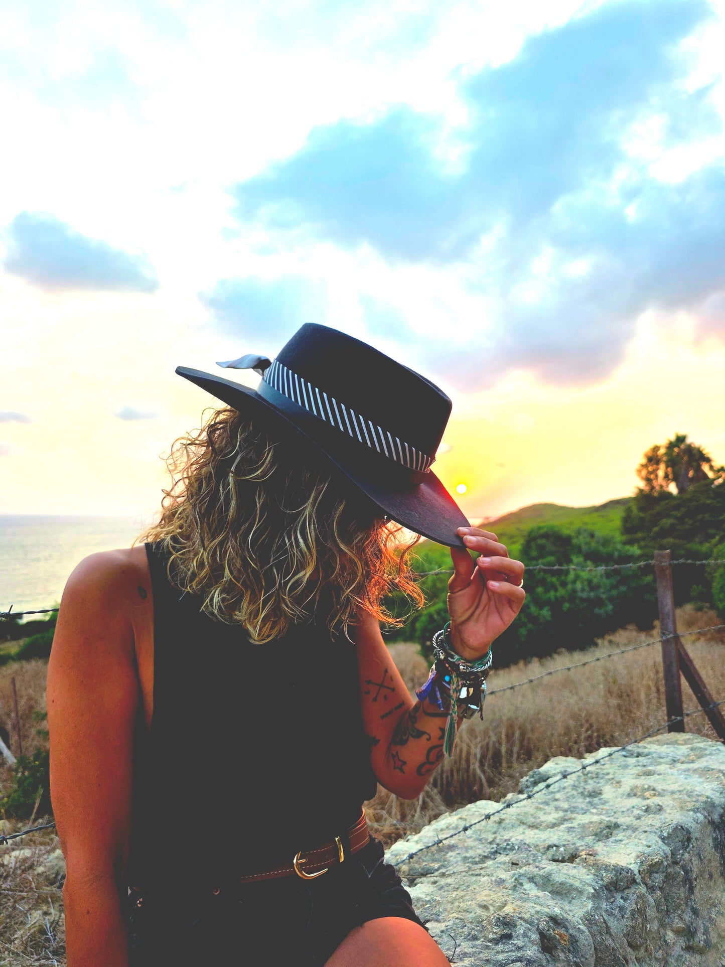 Mad Hatter Black Devil . Sombrero negro artesanal con pluma – estilo elegante y rebelde