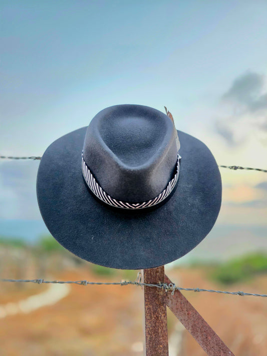 Mad Hatter Black Devil . Sombrero negro artesanal con pluma – estilo elegante y rebelde