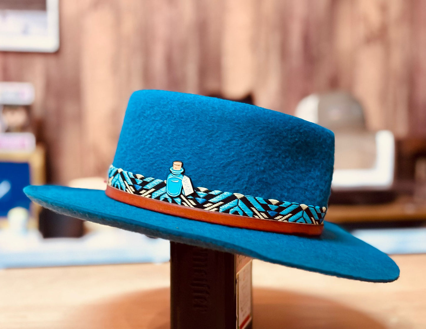 Mad Hatter Bluepoison.Sombrero artesanal – diseño exclusivo con actitud rockera
