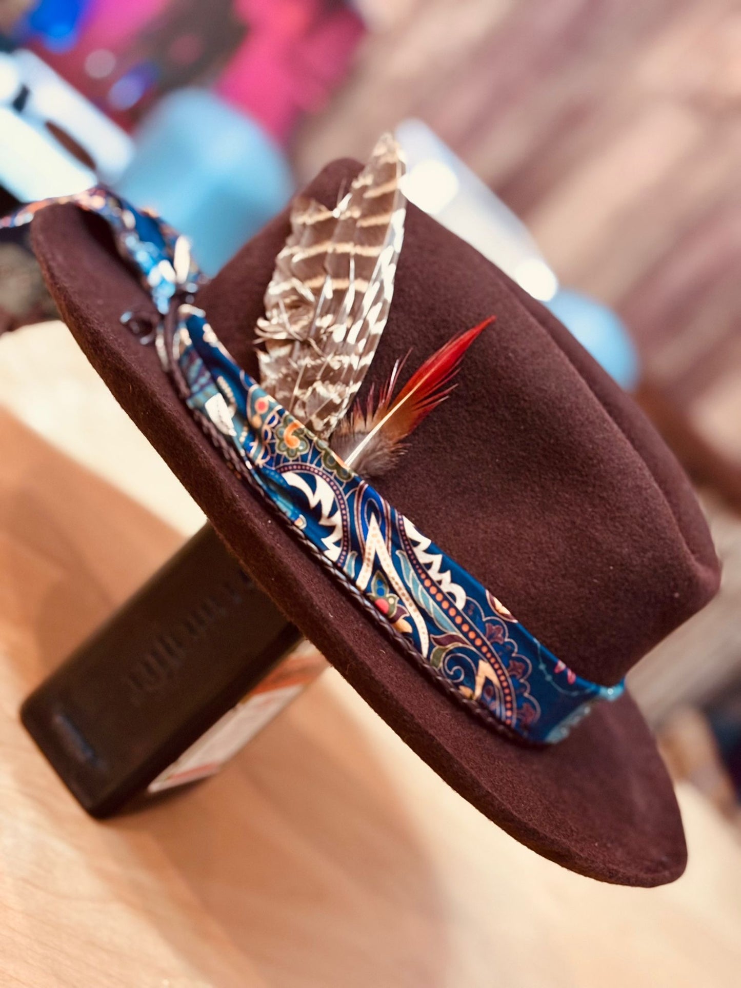 Mad Hatter Brown hypster. Sombrero artesanal Chocolate con plumas – estilo boho y rock en una sola pieza