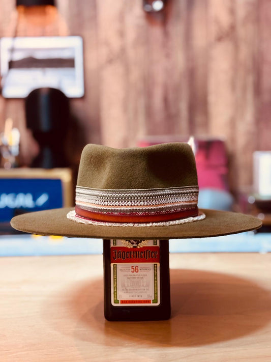 Mad Hatter Green Alice . Sombrero boho verde artesanal – estilo libre con esencia Mad Hatters