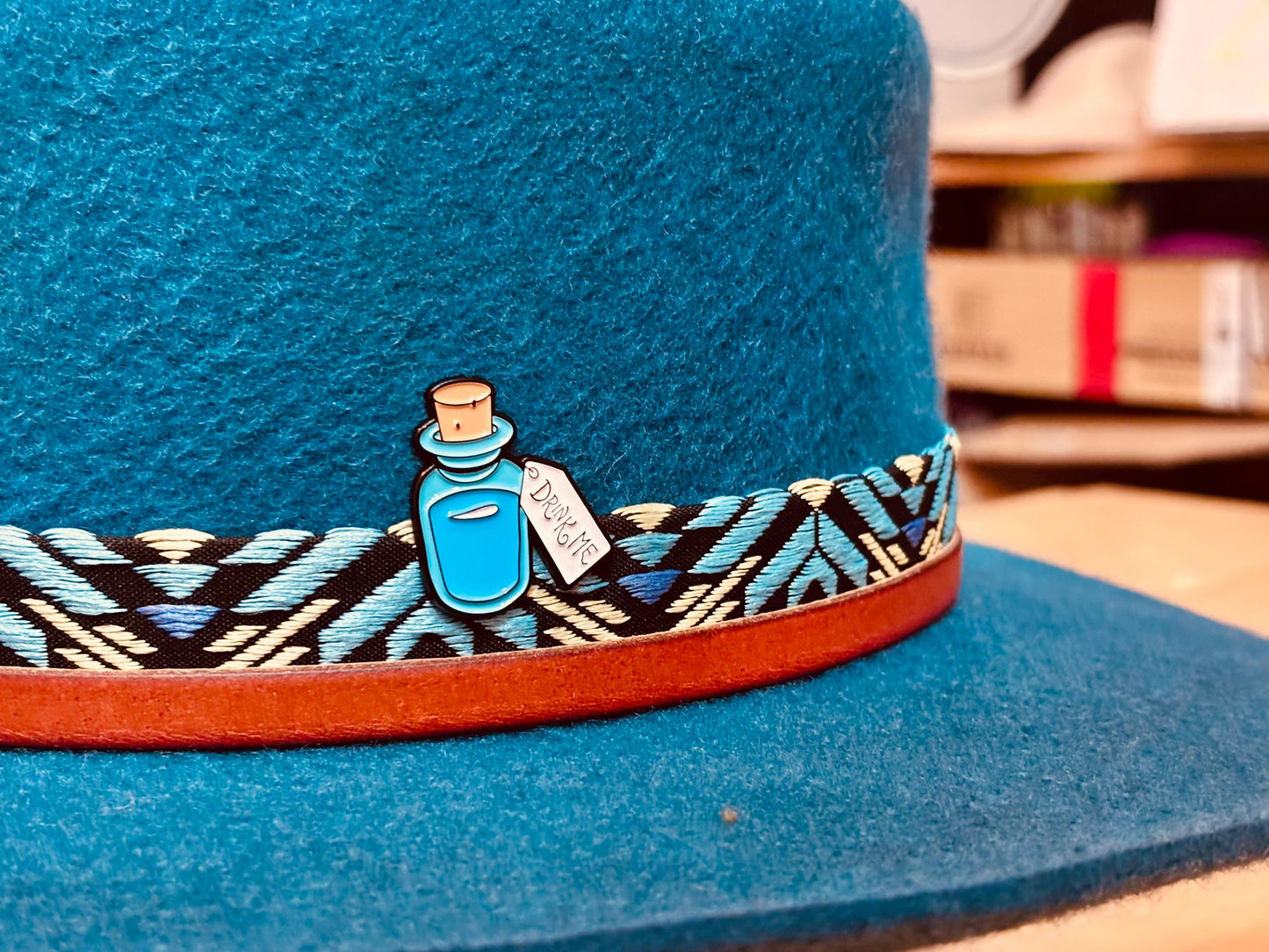 Mad Hatter Bluepoison.Sombrero artesanal – diseño exclusivo con actitud rockera