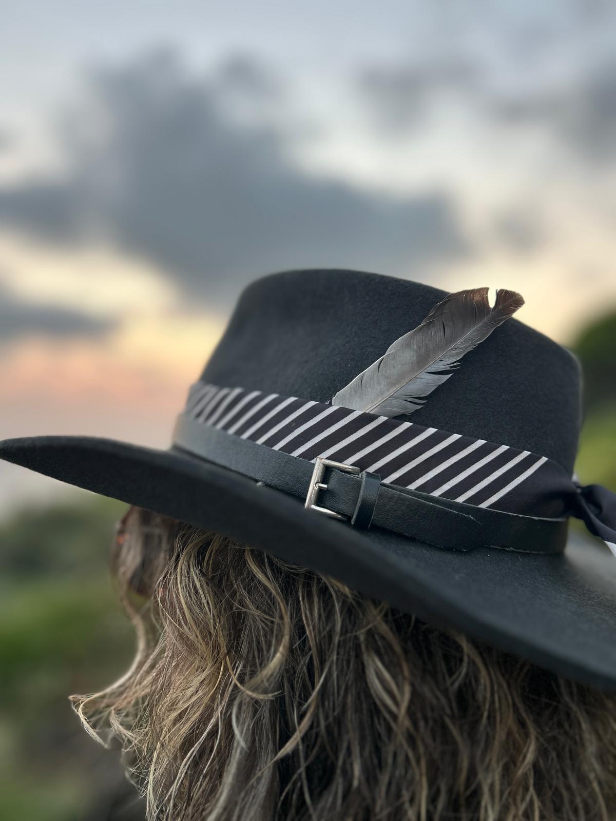 Mad Hatter Black Devil . Sombrero negro artesanal con pluma – estilo elegante y rebelde