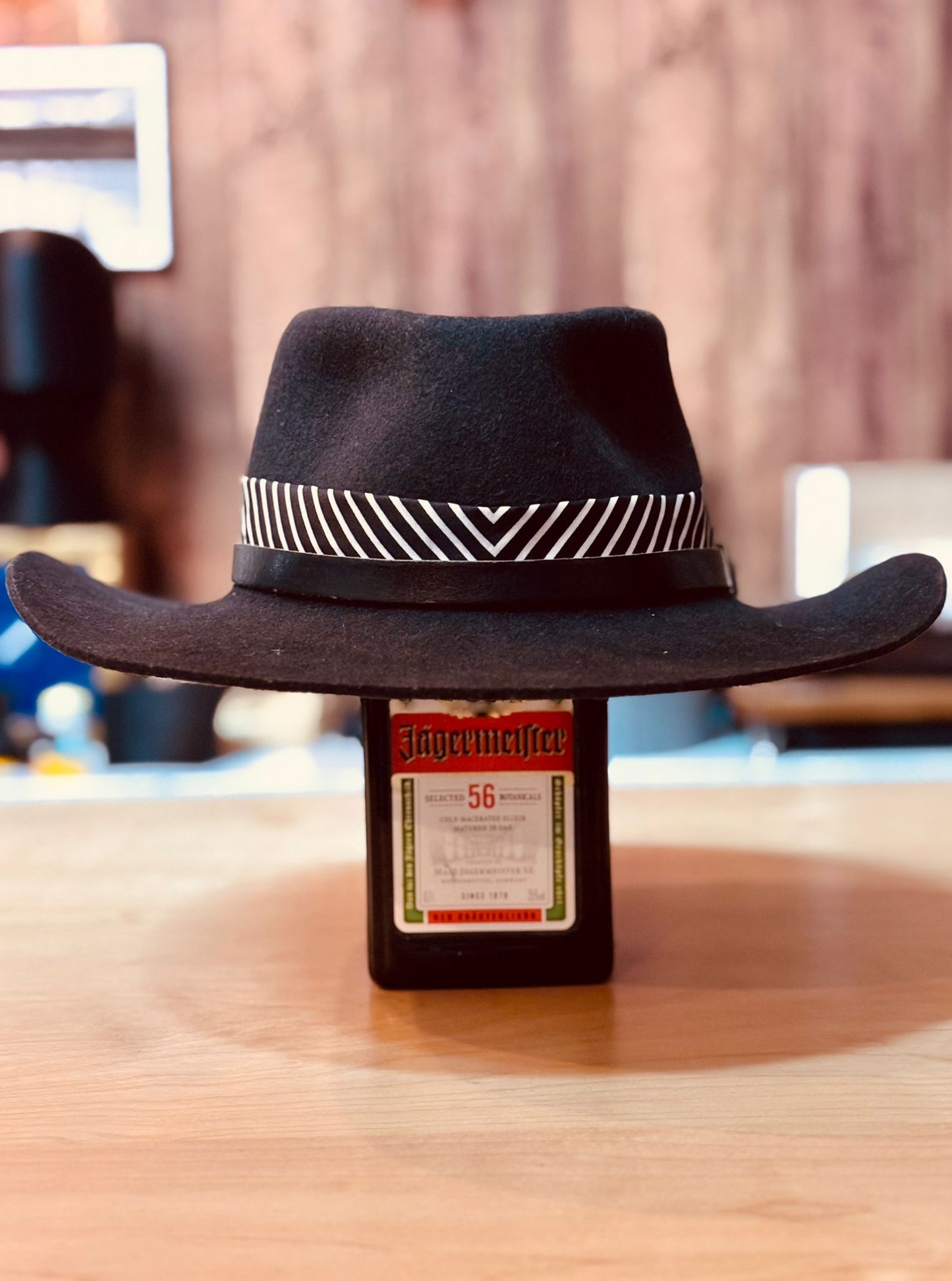 Mad Hatter Black Devil . Sombrero negro artesanal con pluma – estilo elegante y rebelde