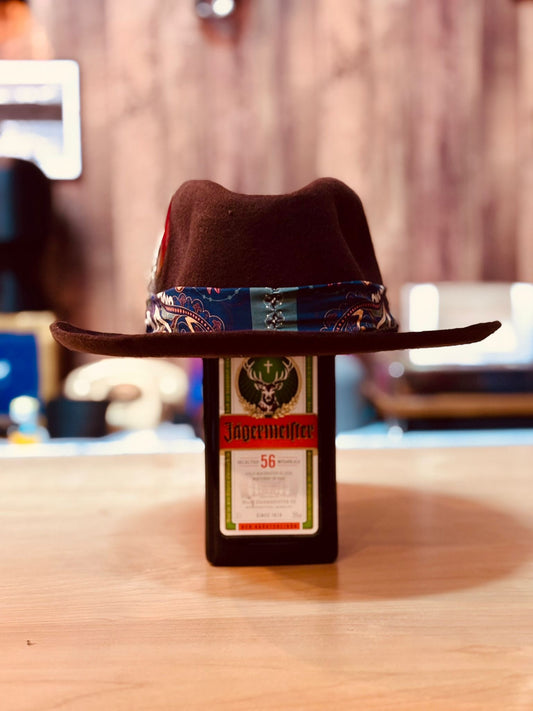 Mad Hatter Brown hypster. Sombrero artesanal Chocolate con plumas – estilo boho y rock en una sola pieza